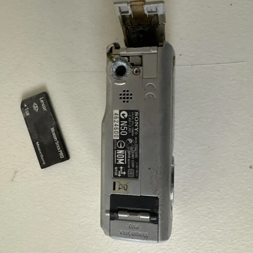 Sony Cybershot DSC-S40 4.1MP Silver Compact Digital Camera Tested No Memory Card